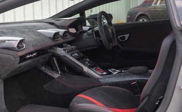 Lamborghini Huracan LP640-4 Performante 14