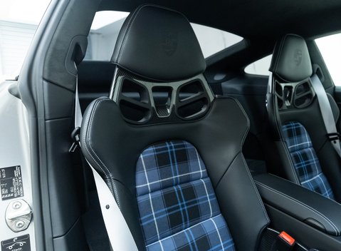 Porsche 911 GT3 Touring (992) 12