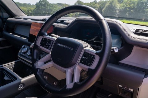Land Rover Defender D300 HSE HardTop 11