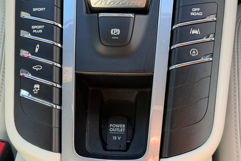 Porsche Macan TURBO PDK - HUGE SPEC - PAN ROOF - BOSE - CARPLAY 51