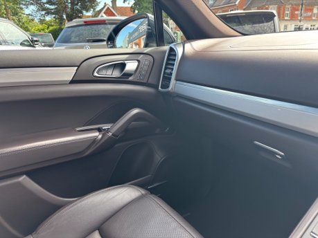 Porsche Cayenne 3.0 V6 E-Hybrid S 5dr Petrol Plug-in Hybrid TiptronicS 4WD Euro 6 (416ps) 40