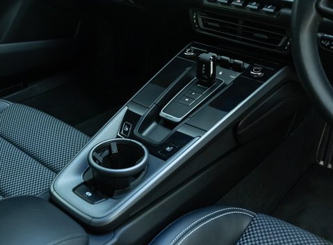 Porsche 911 Carrera (992) 18