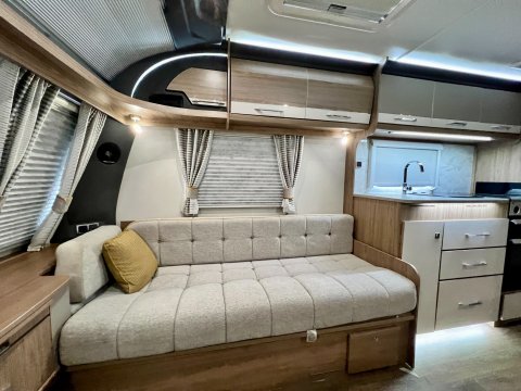 Coachman VIP 460  26