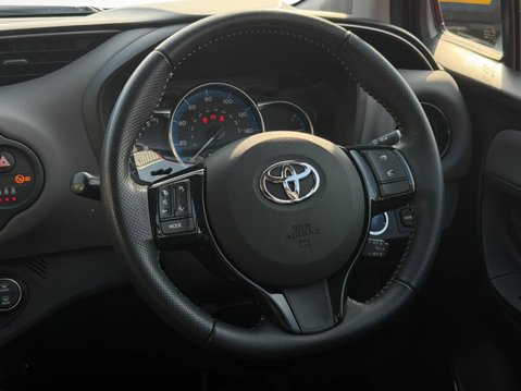 Toyota Yaris 1.5 Hybrid Design 5dr CVT [Nav] 17