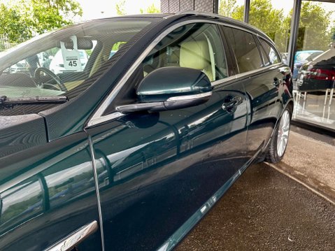 Jaguar XF 2.2d Luxury Sportbrake Auto Euro 5 (s/s) 5dr 36