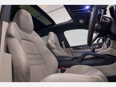 Porsche Cayenne 3.0 V6 E-Hybrid 17.9kWh Platinum Edition TiptronicS 4WD Euro 6 (s/s) 5dr (3 15