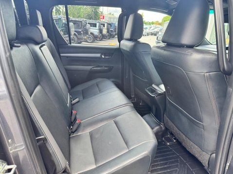 Toyota Hilux INVINCIBLE X 4WD D-4D DCB 31