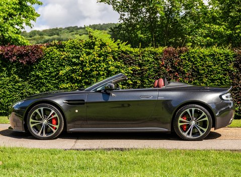 Aston Martin V12 Vantage ROADSTER 3