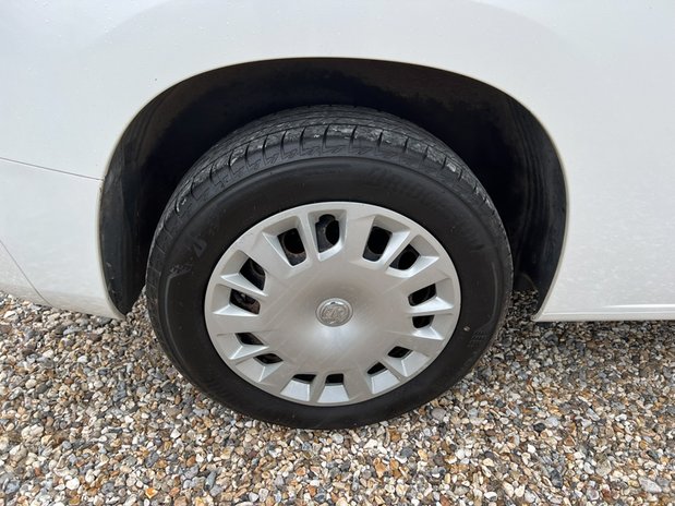 Vauxhall Combo SWB L1H1 Low Roof Sportive 2000 Air Con Sensors Nav EURO 6 NO VAT 15