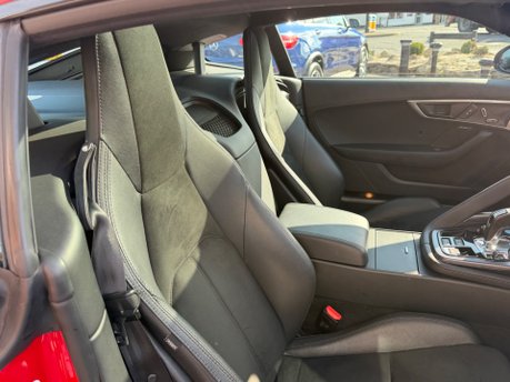 Jaguar F-Type I4 R-DYNAMIC 33