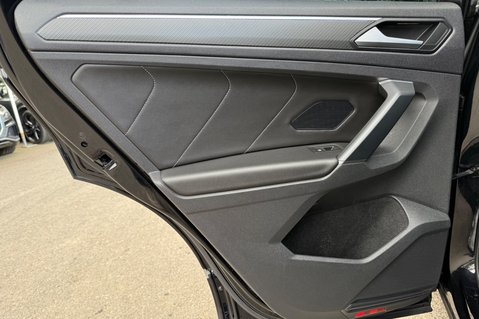 Volkswagen Tiguan R-LINE TDI DSG - RARE LEATHER INTERIOR - APPLE CAR PLAY -CAMERA 30