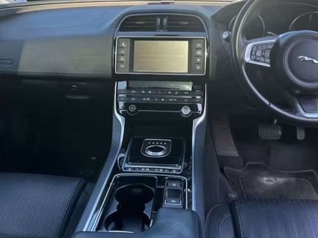 Jaguar XE 2.0d Portfolio Saloon 4dr Diesel Auto AWD Euro 6 (s/s) (180 ps) 7
