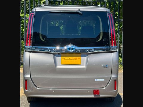 Toyota Noah Hybrid 1.8 32