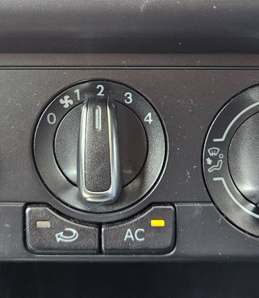 Volkswagen Polo 1.4 MATCH.. LOOK! ONLY 50000 MILES! 6 VW SERVICES..AIR CON..ALLOYS.. 3