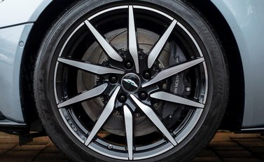 Aston Martin DB11 Volante 12