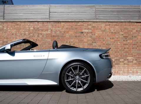 Aston Martin V12 Vantage S Roadster 31