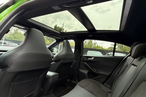 Ford Focus ST -PAN ROOF -PARKING/PERFORMANCE/ASSIST PACKS -HUD -B&O - MEAN GREEN 32