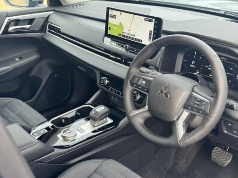 Mitsubishi Outlander 2.4 22.7kWh Nativa CVT 4WD Euro 6 (s/s) 5dr 8