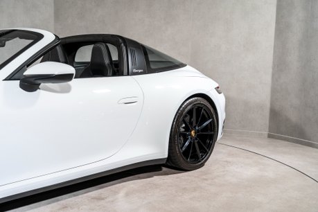 Porsche 911 TARGA 4 PDK. WARRANTY. ADAPTIVE CRUISE CONTROL. HEATED SEATS. HEATED WHEEL 52