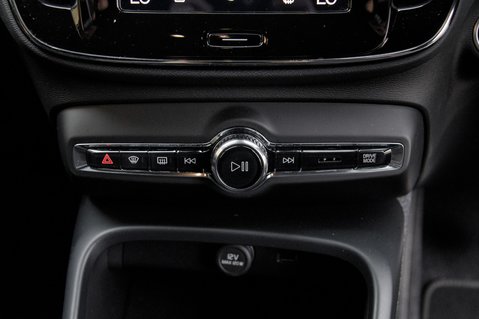 Volvo XC40 B4 R-DESIGN MHEV 35