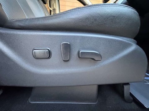 Nissan Navara 2.3 Navara Tekna dCi Auto 4WD 5dr 25
