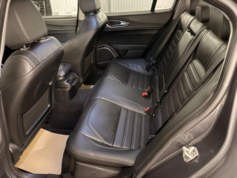 Alfa Romeo Giulia 2.0T Veloce Auto Euro 6 (s/s) 4dr 7