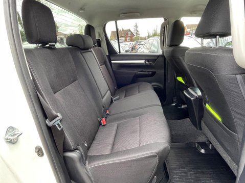 Toyota Hilux 2.4 D-4D Invincible 4WD Euro 6 (s/s) 4dr (TSS) 31
