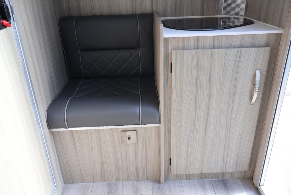 Renault Master 3.5 ton Coach Built Freddie Gover Horsebox with uprated suspension alloys  48