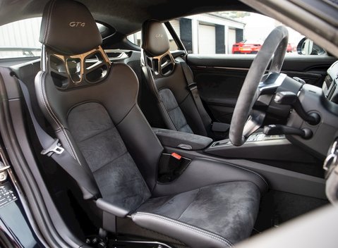 Porsche Cayman GT4 12