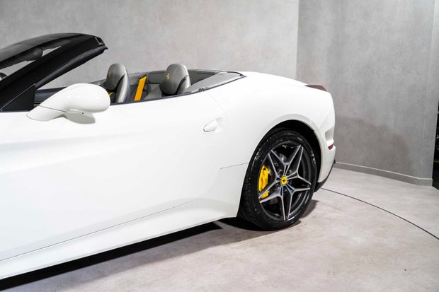 Ferrari California T. MAGNERIDE SUSPENSION. BESPOKE INTERIOR. TWO-TONE BODYWORK. CARPLAY. 5