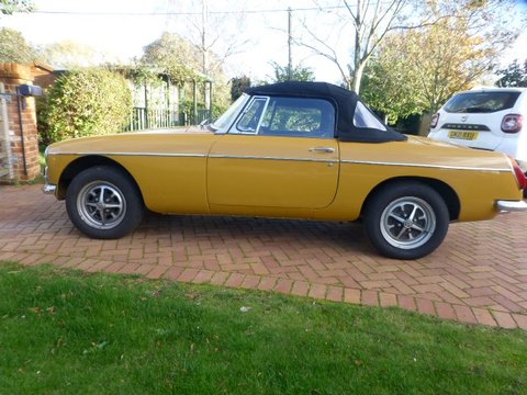 MG B ROADSTER 2