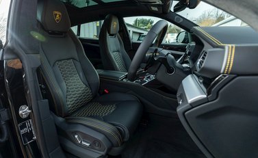 Lamborghini Urus 12