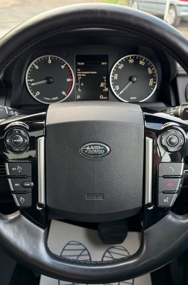 Land Rover Discovery SDV6 LANDMARK - ONE OWNER -TOWBAR - 10 SERVICES RECORDED INC CAMBELT 