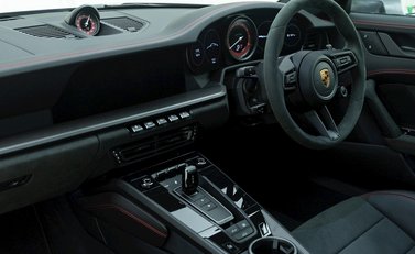 Porsche 911 (992) Carrera 4 GTS 15