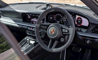 Porsche 911 (992) Carrera 4S 11