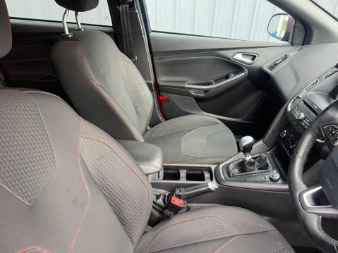 Ford Focus 1.0T EcoBoost ST-Line Euro 6 (s/s) 5dr 31
