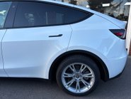 Tesla Model Y BASE 8