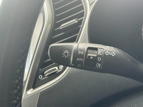 Hyundai SANTA FE 2.2 CRDi Blue Drive Premium SUV 5dr Diesel Manual 4WD Euro 6 (200 ps) 16