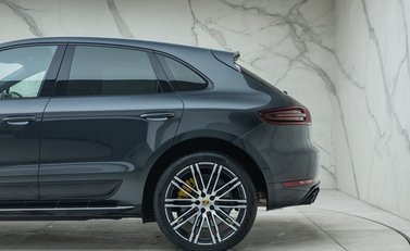 Porsche Macan TURBO 38