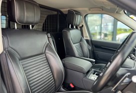 Land Rover Discovery 3.0 D300 MHEV HSE Auto 4WD COMMERCIAL 17