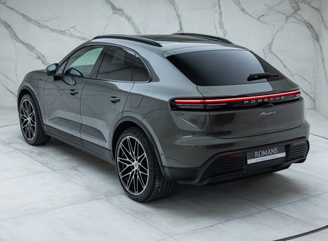 Porsche Macan 4 Electric 12