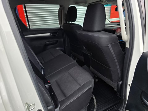 Toyota Hilux INVINCIBLE 4WD D-4D DCB 15
