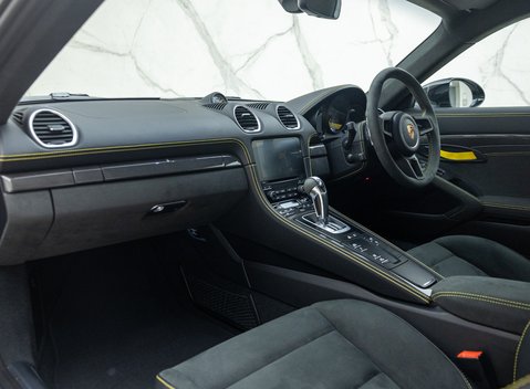 Porsche Cayman GT4 (718) 18