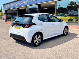 Toyota Yaris ICON HEV CVT 8