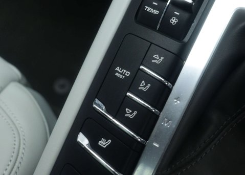 Porsche Macan 3.0 Macan S Semi-Auto 4WD 5dr 33