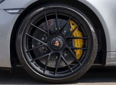 Porsche 911 Carrera GTS (991.2) 10