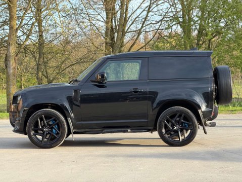 Land Rover Defender 3.0 Defender Hard Top SE D MHEV Auto 4WD 5dr 8