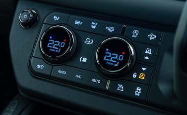 Land Rover Defender 110 OCTA EDITION ONE 27