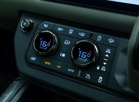 Land Rover Defender 110 OCTA EDITION ONE 28