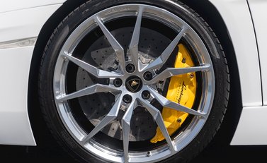 Lamborghini Aventador LP700-4 Roadster 14